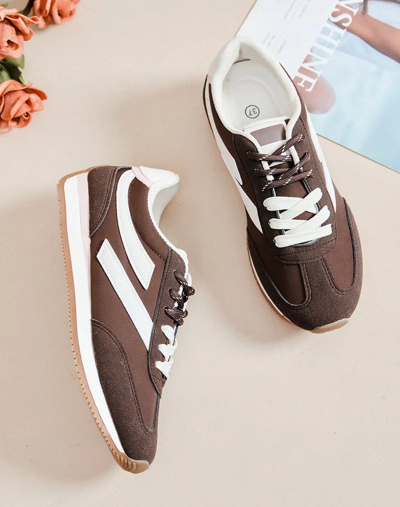 Baskets femme marron à double lacets avec empiècements blancs et bout en suédine