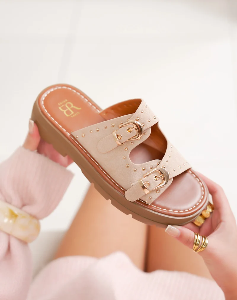 Mules femme beige en suédine avec semelle crantée et boucles dorées élégantes