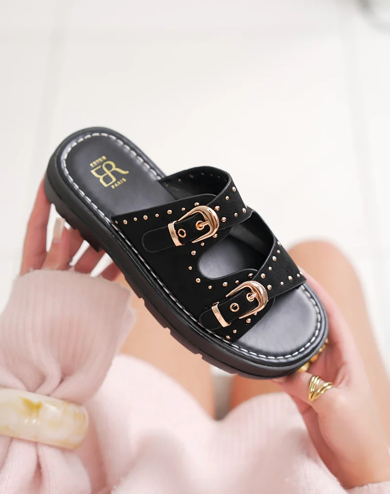 Mules femme noires tendance en suédine cloutée avec semelle crantée et boucles dorées