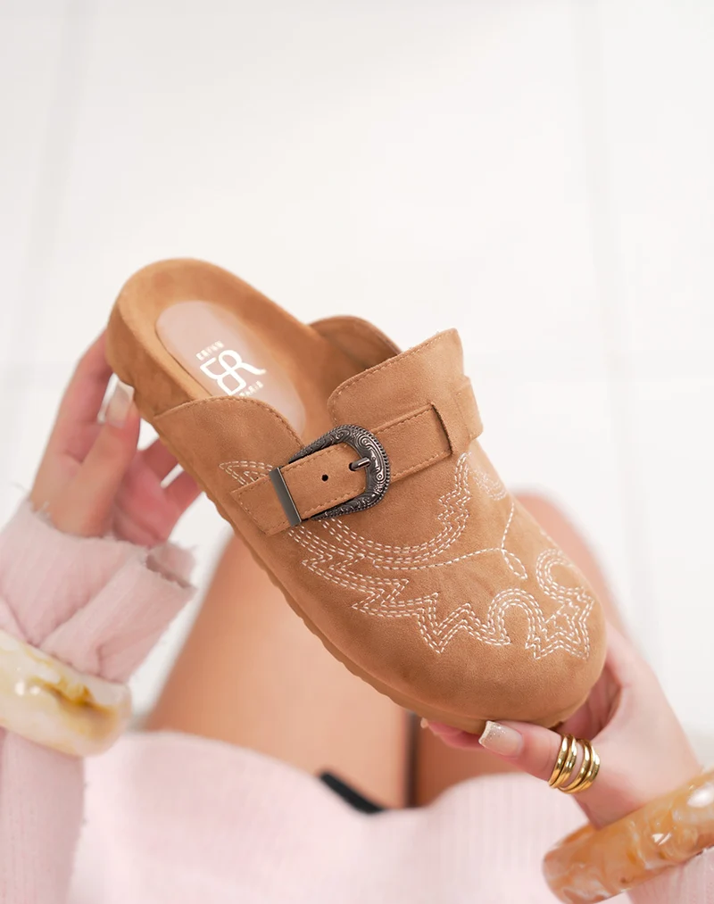 Mules femme camel en suédine avec surpiqûres beige et boucle gravée