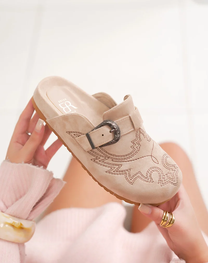 Mules femme beige en suédine avec surpiqûres marron et boucle vintage