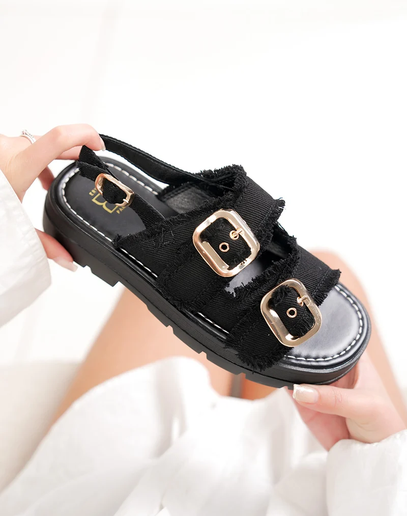 Nu-pieds femme noirs en jean à brides et boucles dorées sur semelle crantée