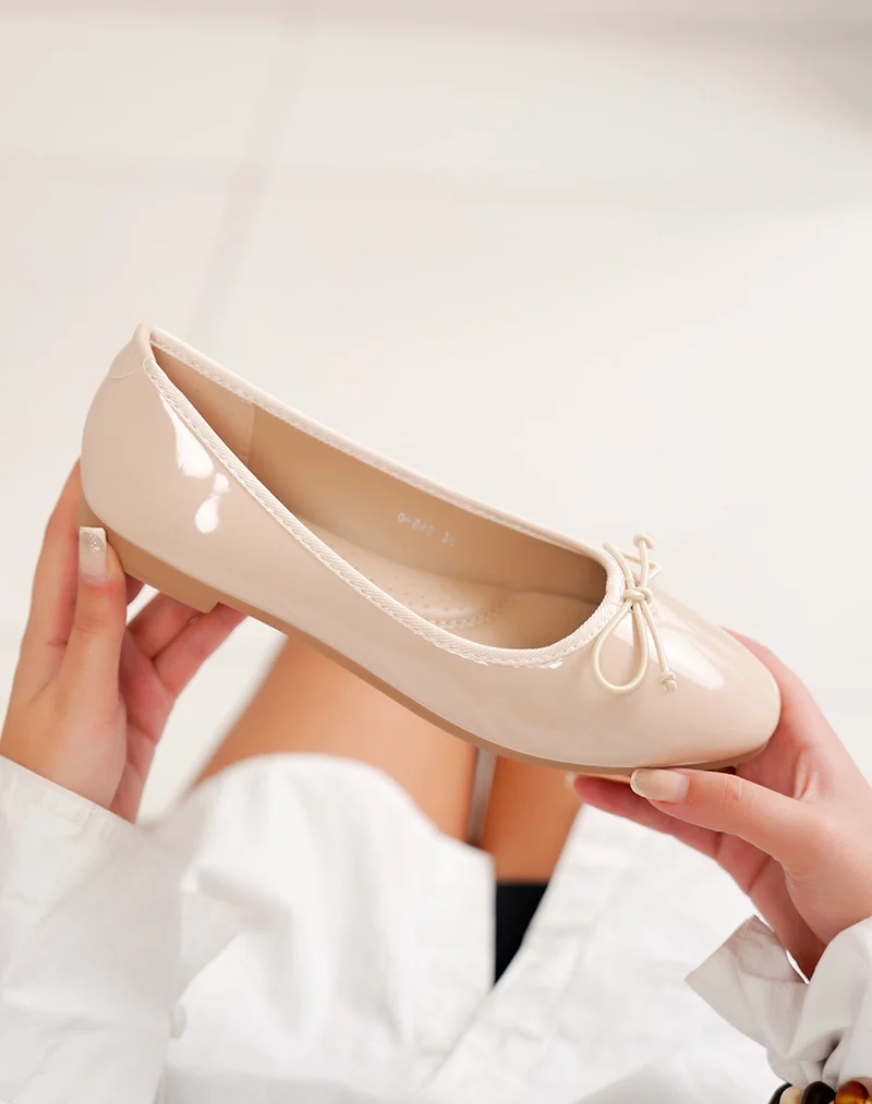 Ballerine femme beige vernie élégante avec nœud décoratif et semelle plate confortable