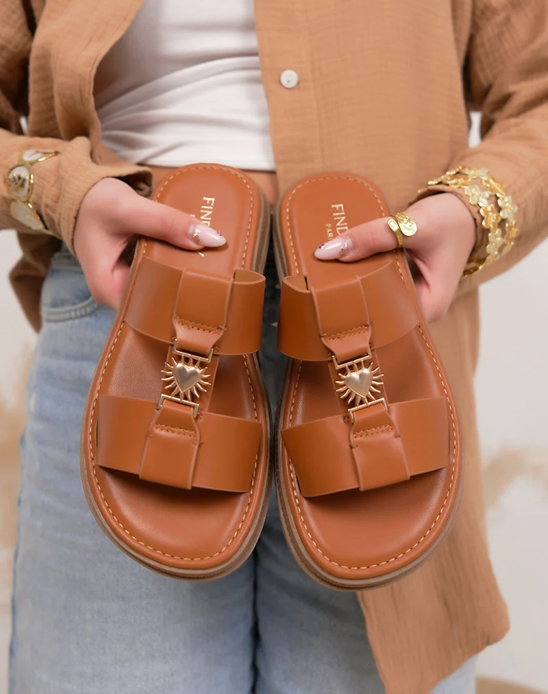 Mules femme camel tendance à plateforme camel avec bijou cœur élégant