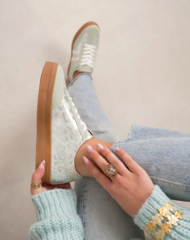 Basket femme vert pastel tendance à empiècements léopard et pailletés avec semelle camel