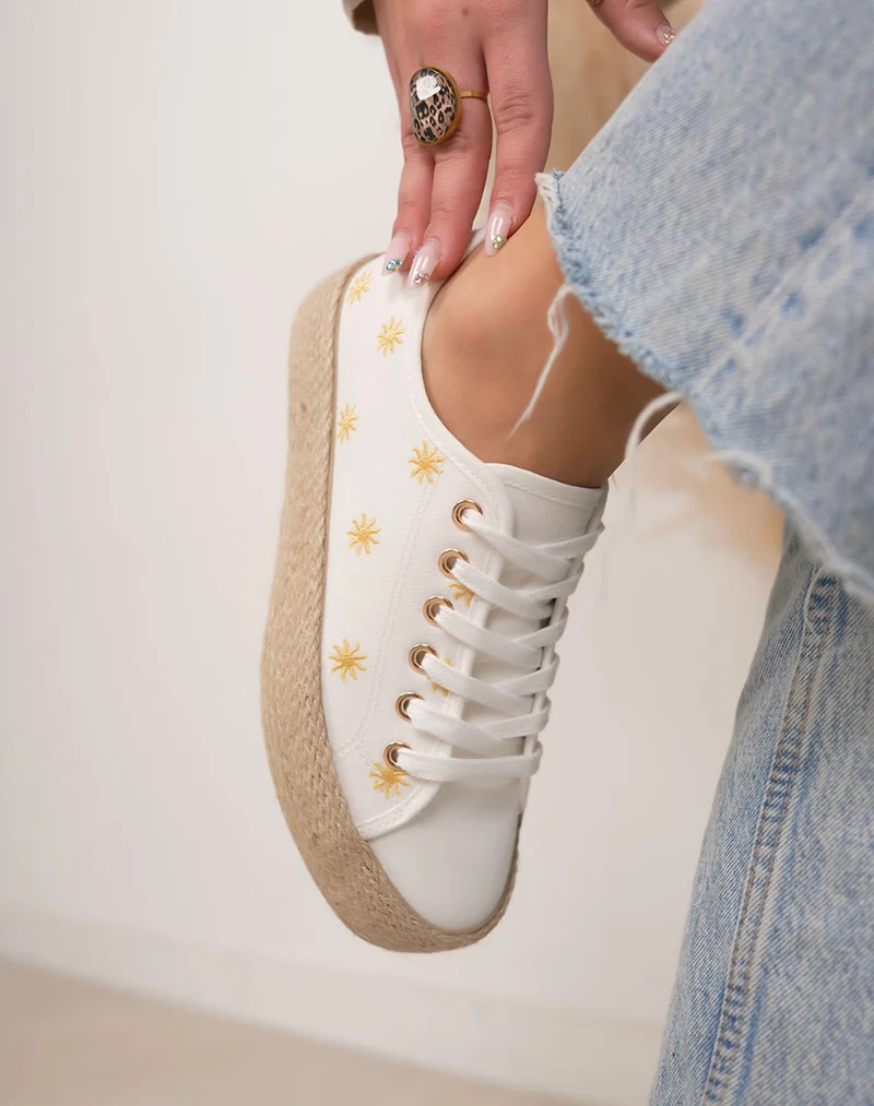 Basket femme blanche tendance en toile avec soleils dorés et semelle plateforme en osier
