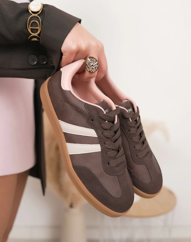 Basket femme marron tendance avec empiècements beige et rose et semelle camel