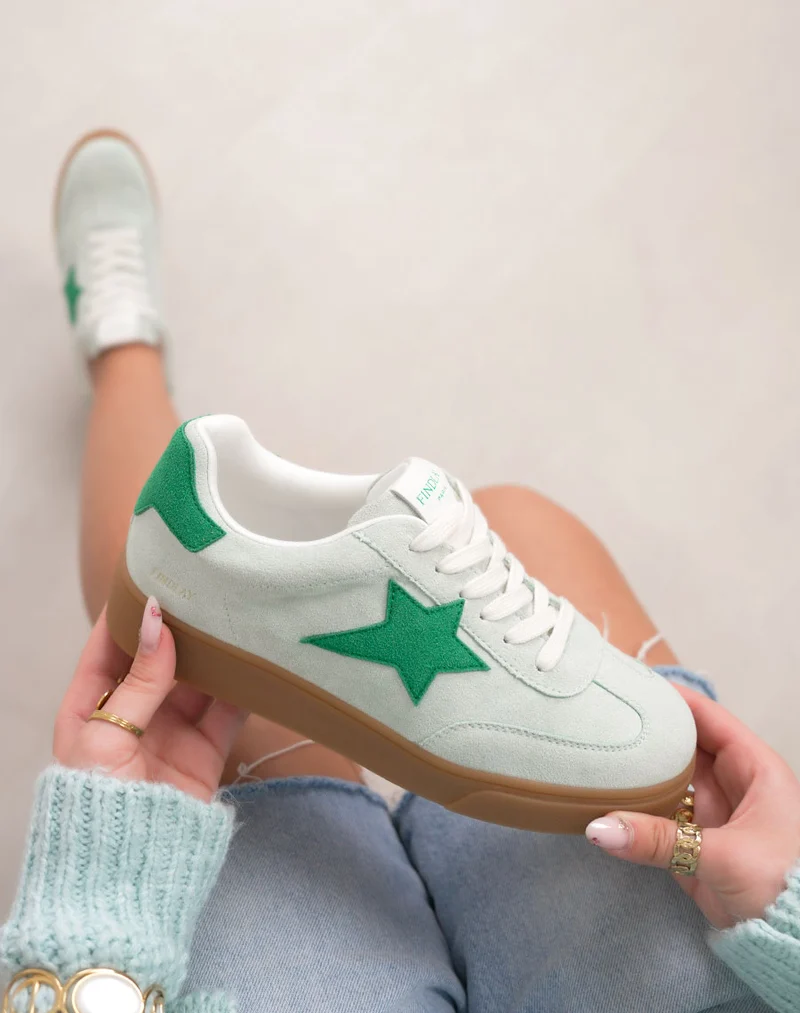 Basket femme verte tendance en suédine avec étoile et semelle marron