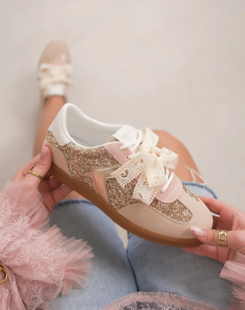 Basket femme beige tendance à paillettes et lacets brodés avec semelle marron