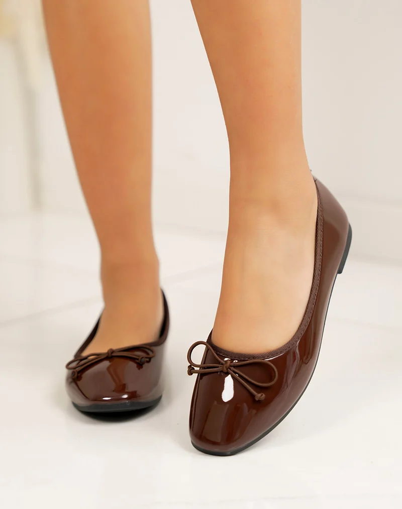 Ballerine femme marron vernie élégante avec nœud décoratif et semelle plate confortable