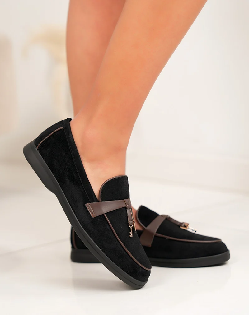 Mocassin femme noir élégante avec bride marron et détail doré clé