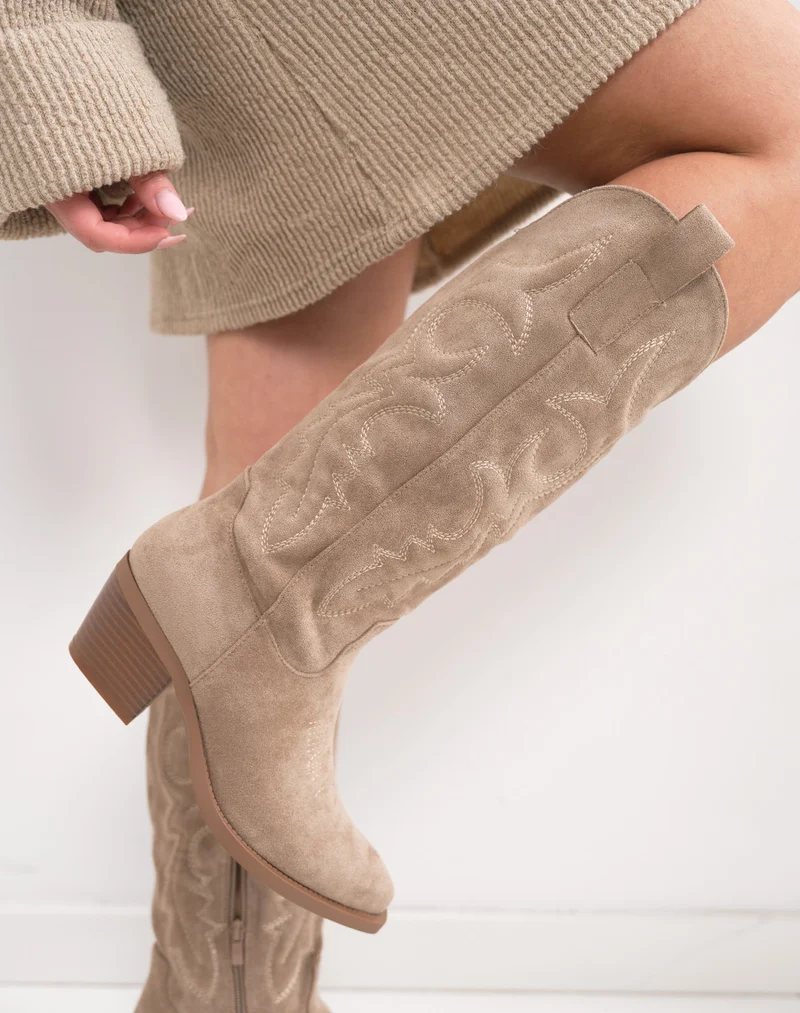 Santiags femme beige tendance en suédine brodée avec talon épais et bout pointu