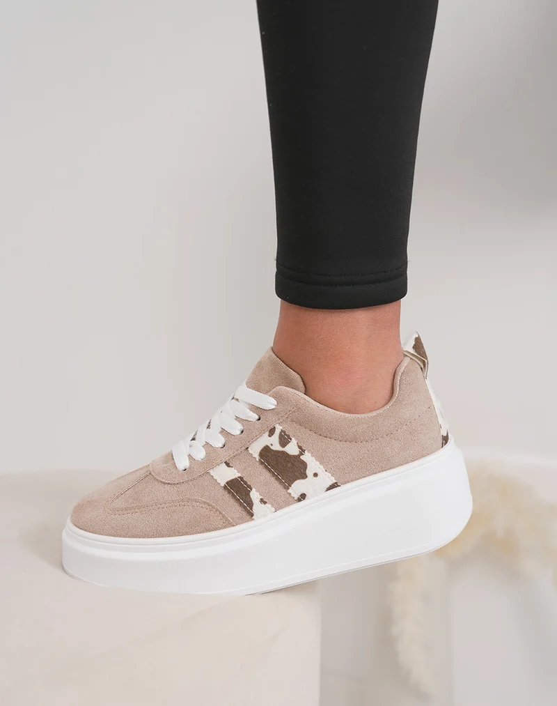 Basket femme taupe élégante avec rayures effet vachette et plateforme confortable