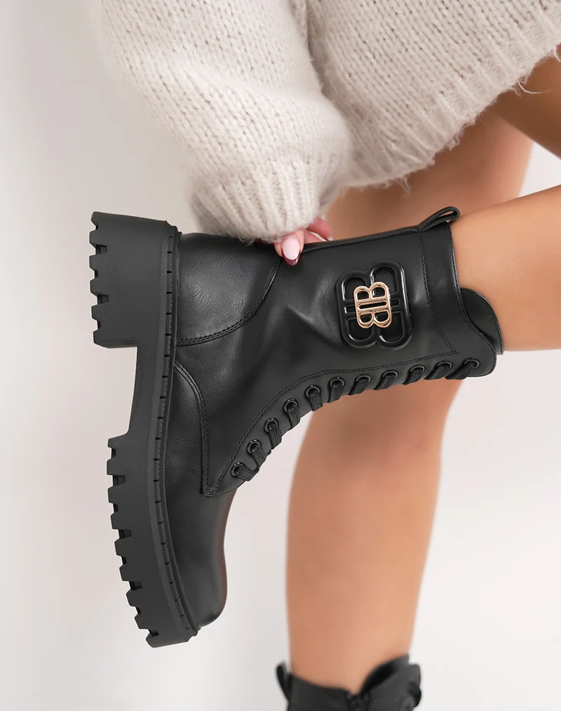 Bottines noires à lacets fourrées avec détail doré