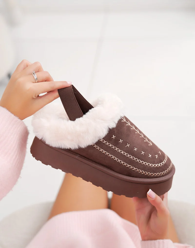 Mules femme marron en suédine avec broderies beiges et fourrure blanche