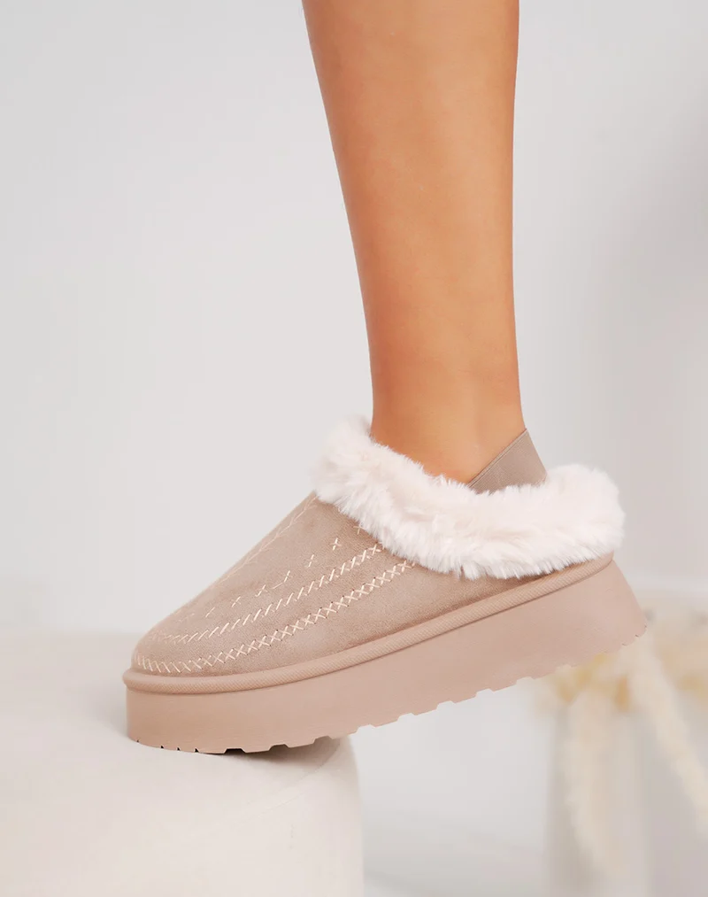 Mules femme beige foncé en suédine avec broderies et fourrure blanche