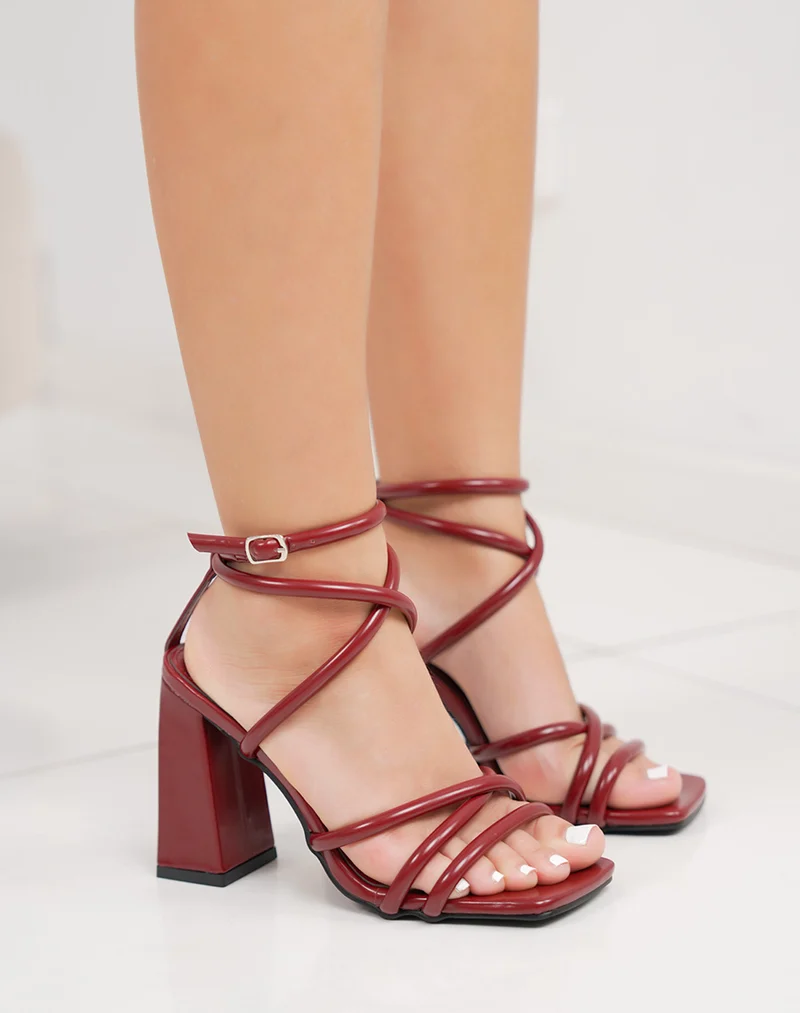 Sandales femme bordeaux à brides croisées tendance avec talon carré