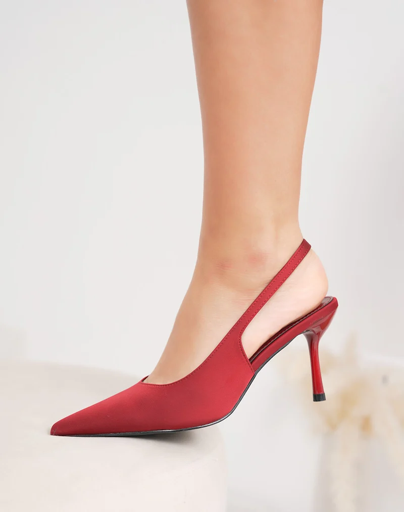 Escarpins femme bordeaux mat tendance à bout pointu et talon aiguille