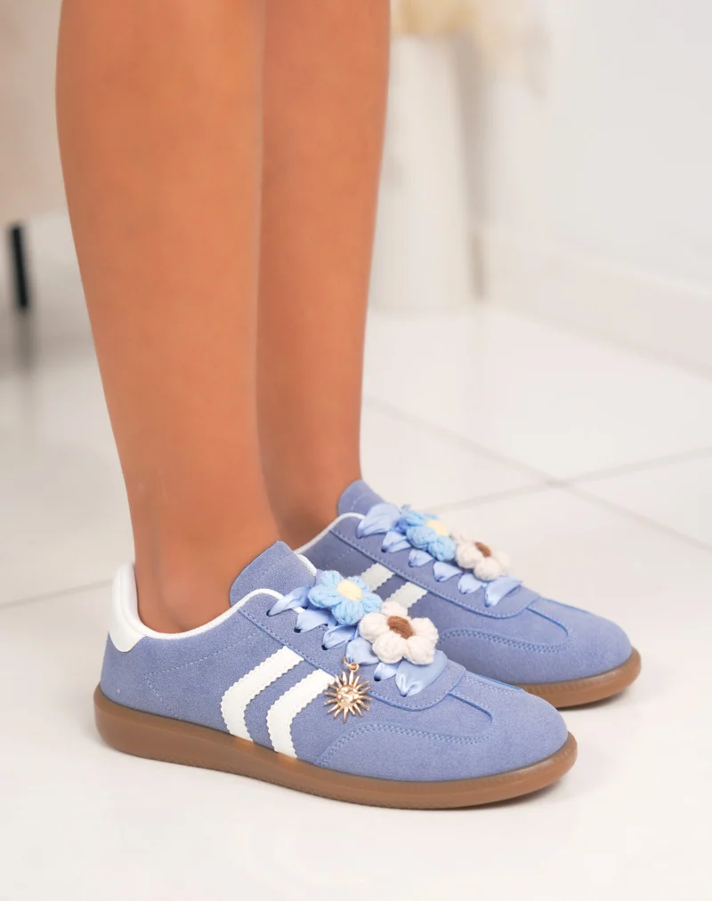 Basket femme bleu pastel tendance avec fleurs tricotées et bandes blanches