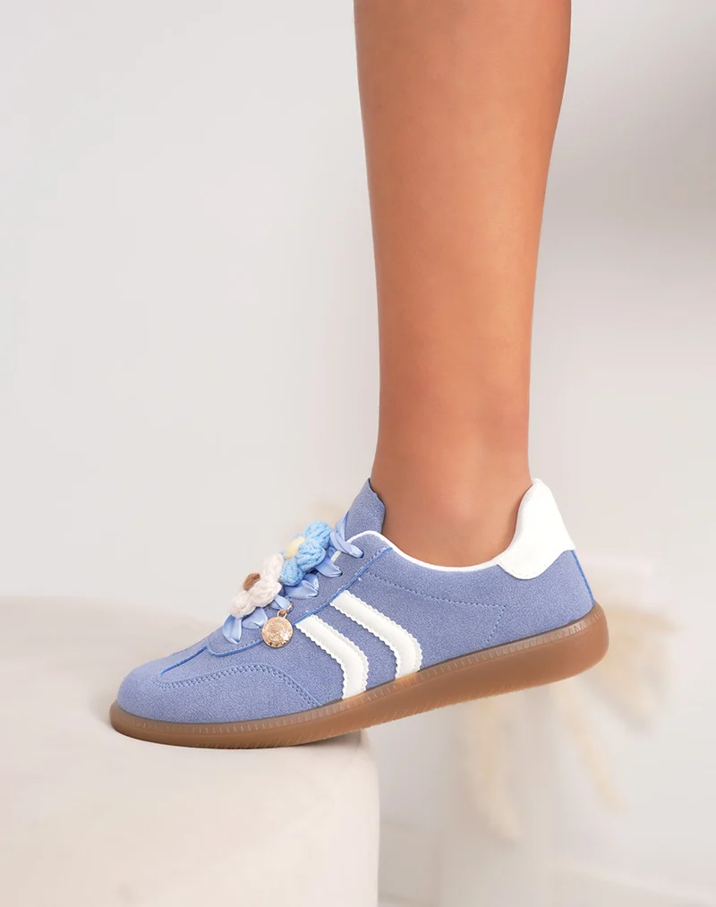 Basket femme bleu pastel tendance avec fleurs tricotées et bandes blanches
