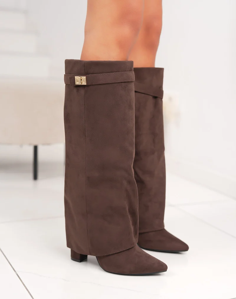 Bottes femme marron en suédine chic à bout pointu avec talon épais et cadenas doré