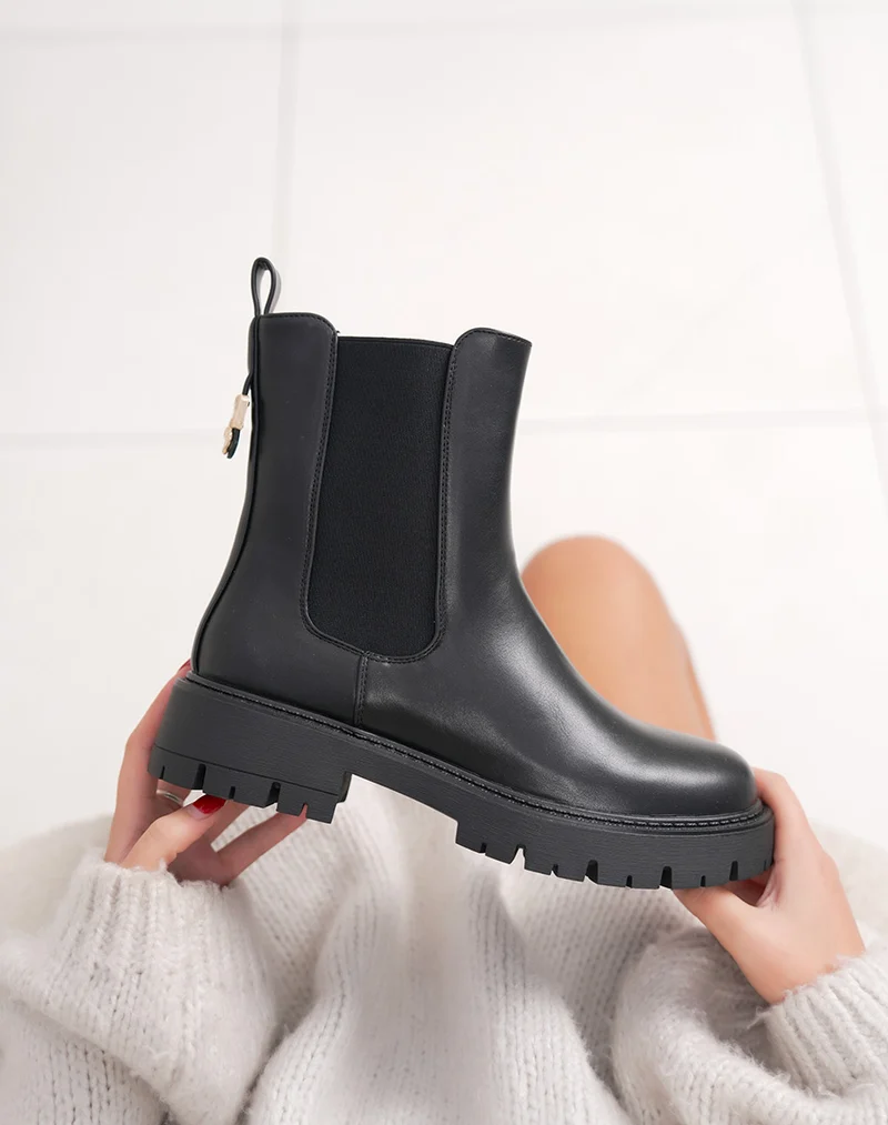 Bottines femme noires élégantes style chelsea avec boucle dorée et semelle crantée