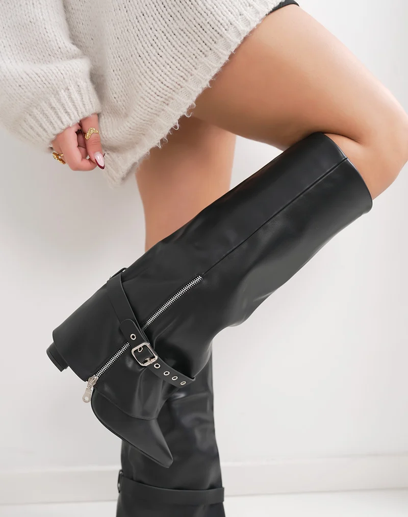 Bottes femme noires à talon haut, bout pointu avec lanière argentée et zip