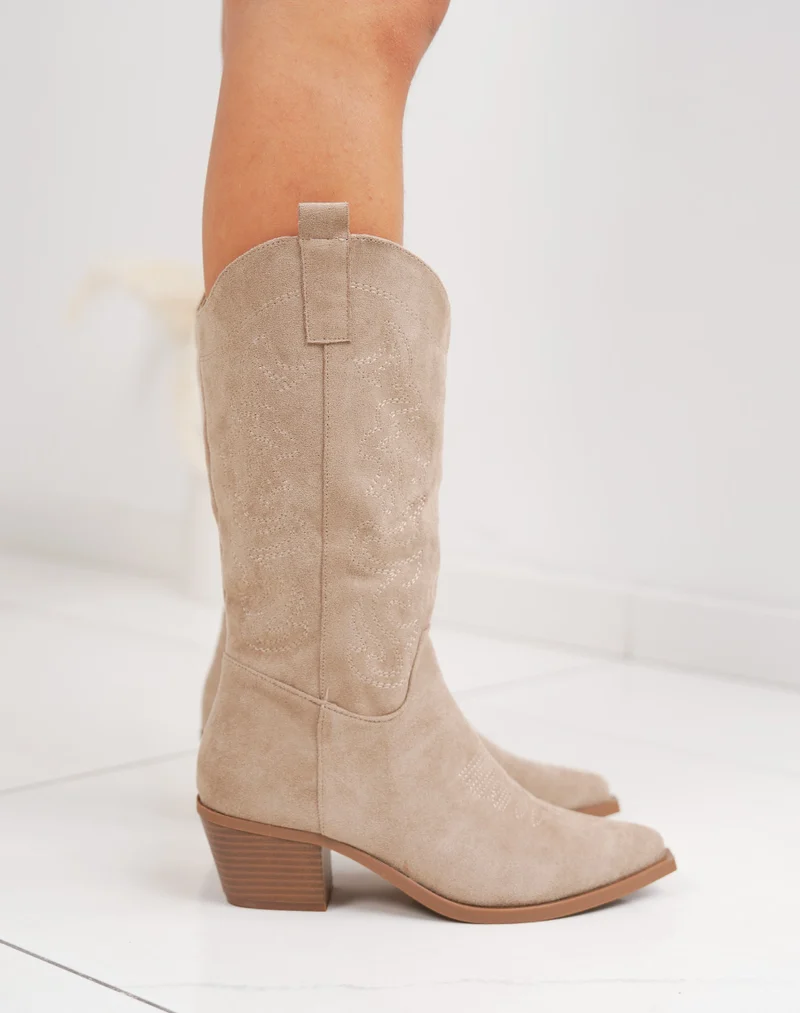 Bottes femme beiges style santiag en suédine, à talon biseauté et broderies