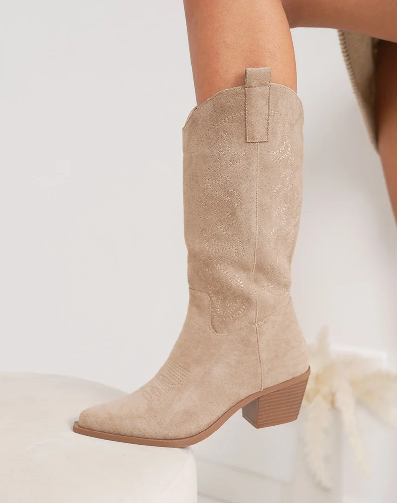 Bottes femme beiges style santiag en suédine, à talon biseauté et broderies