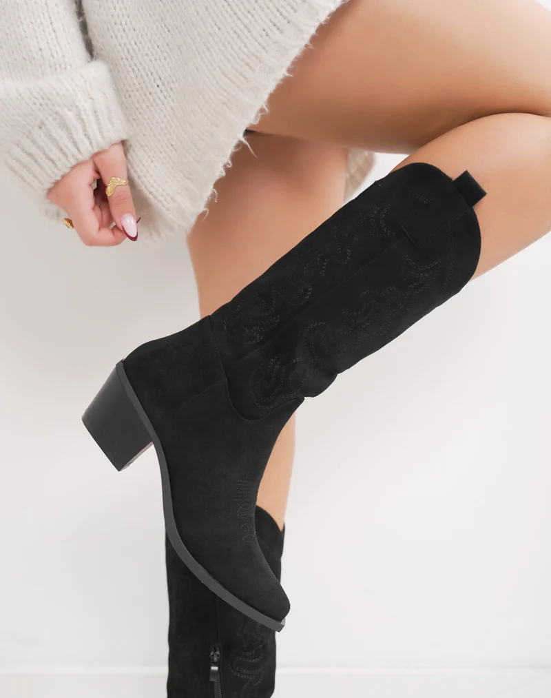 Bottes femme noires style santiag en suédine, à talon biseauté et broderies élégantes