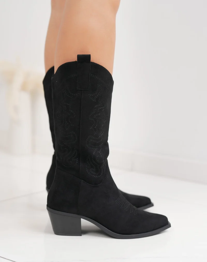 Bottes femme noires style santiag en suédine, à talon biseauté et broderies élégantes