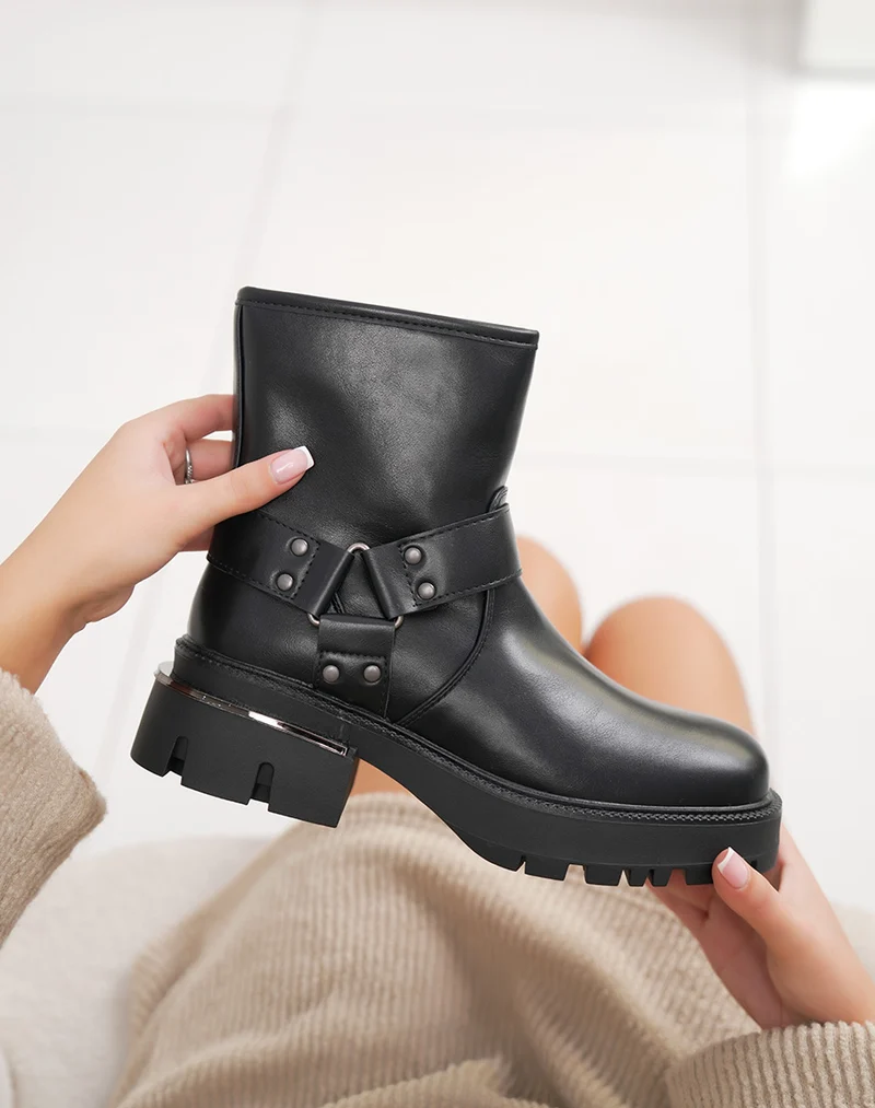 Bottines femme noires à semelle crantée, fourrées avec lanières décoratives et talon épais