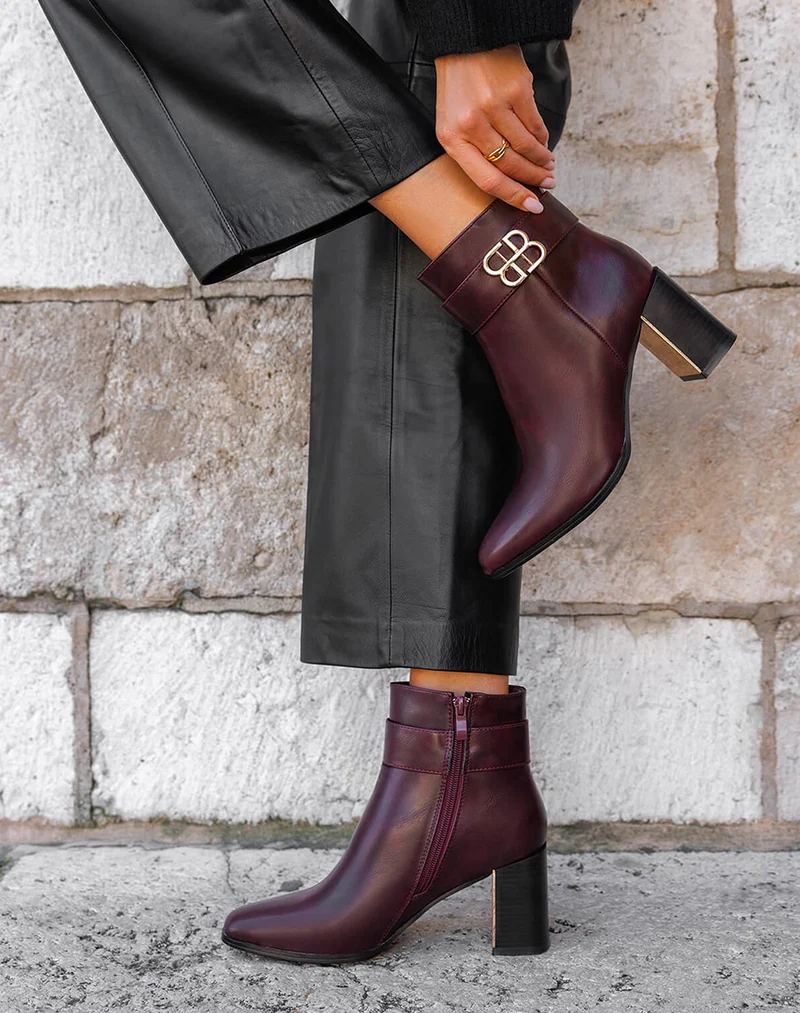 Bottines femme bordeaux à talon carré, élégantes avec boucle dorée et finition raffinée