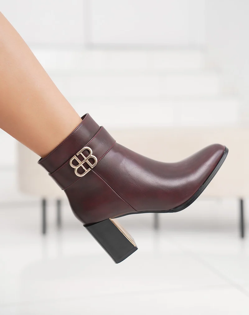 Bottines femme bordeaux à talon carré, élégantes avec boucle dorée et finition raffinée