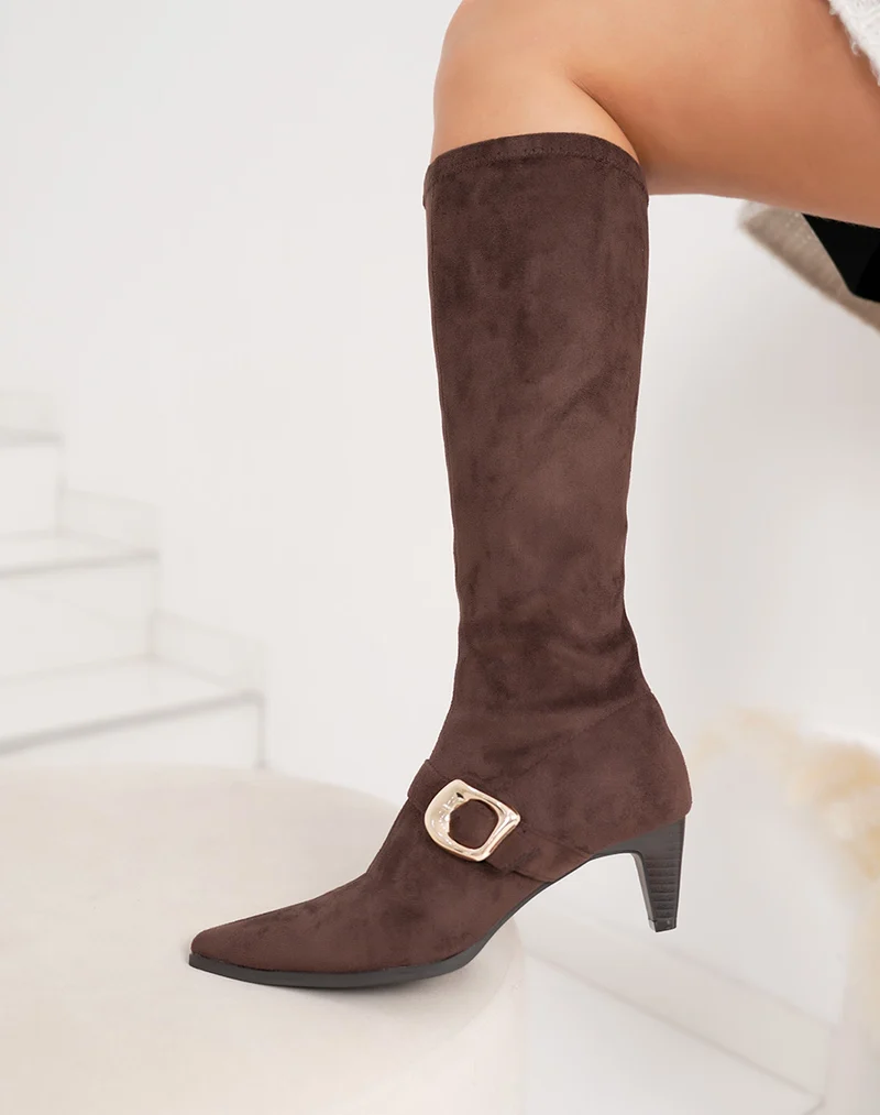 Bottes femme marron en suédine, confortables à petit talon évasé et boucle dorée chic