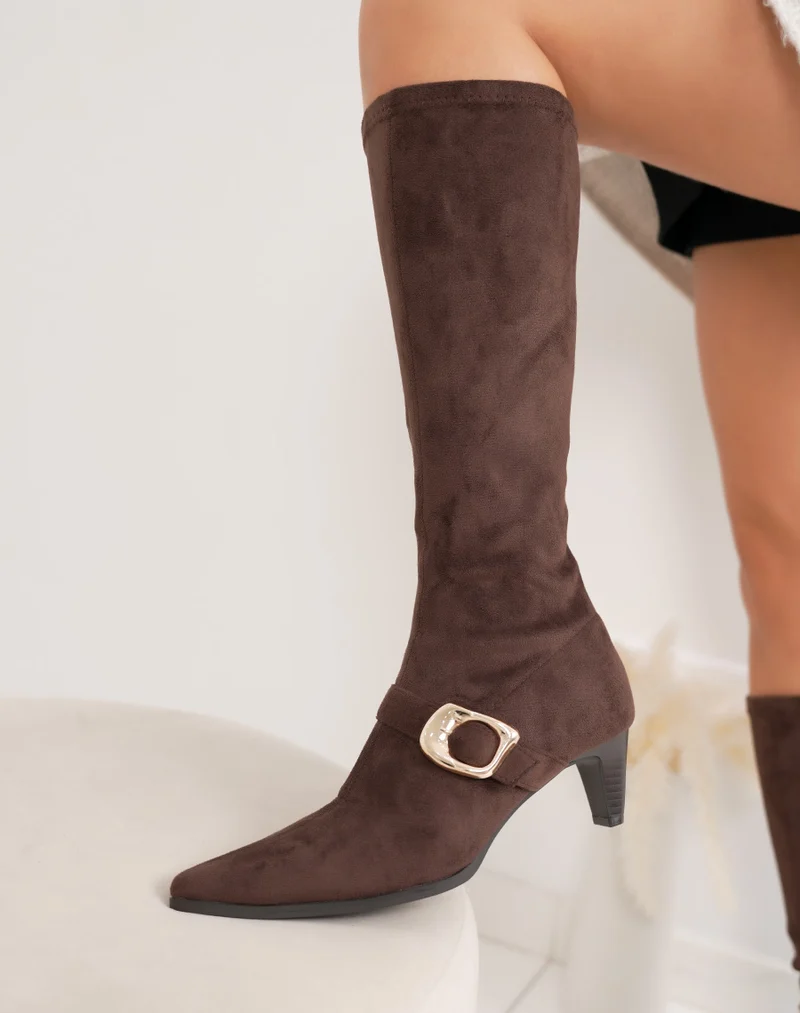 Bottes femme marron en suédine, confortables à petit talon évasé et boucle dorée chic