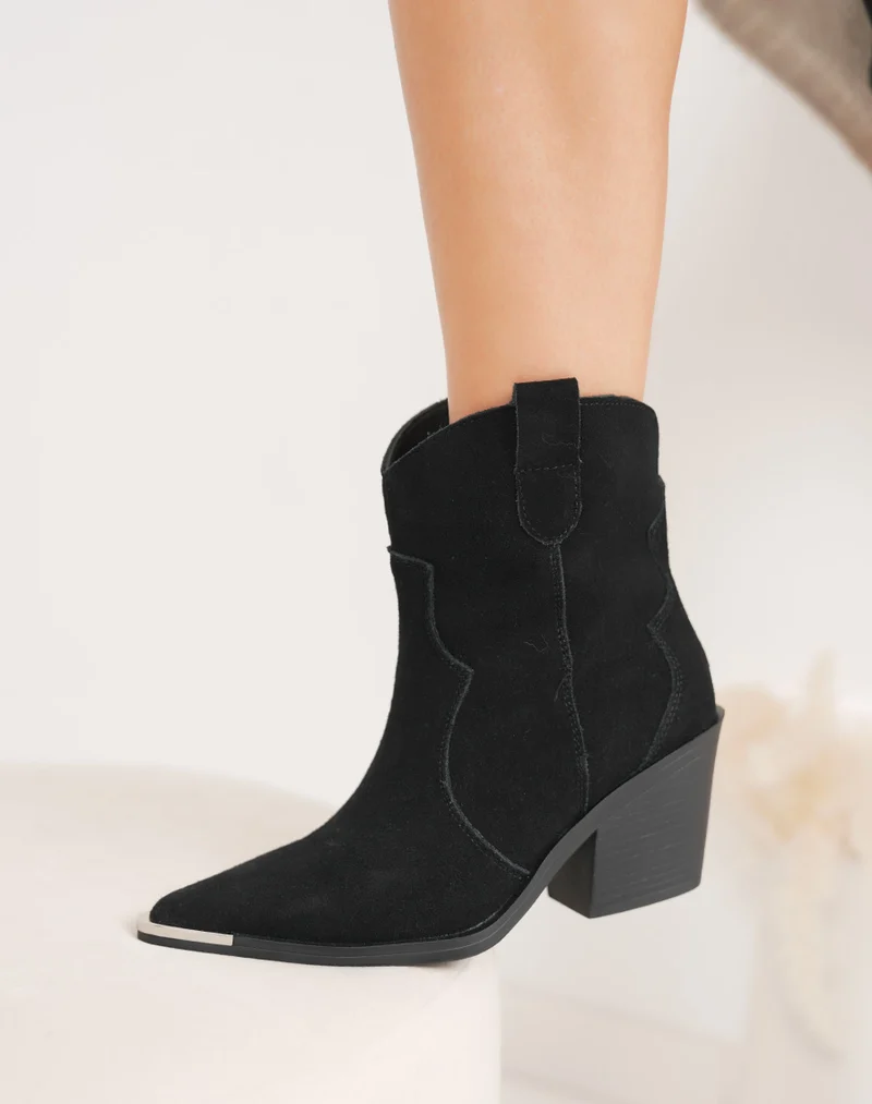 Bottines en cuir noir santiag à talon biseauté et bout pointu avec détail argenté