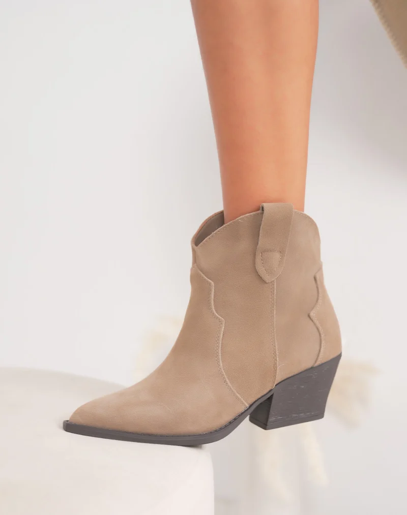 Bottines femme en cuir beige style santiag à talon biseauté et intérieur fourré