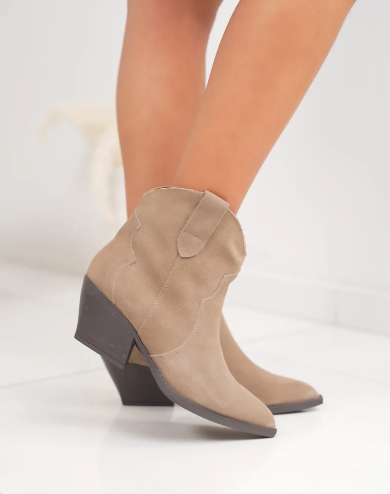 Bottines femme en cuir beige style santiag à talon biseauté et intérieur fourré