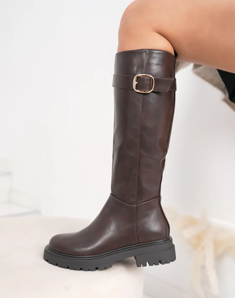 Bottes femme marron style cavalière confortables avec boucle dorée et semelle crantée
