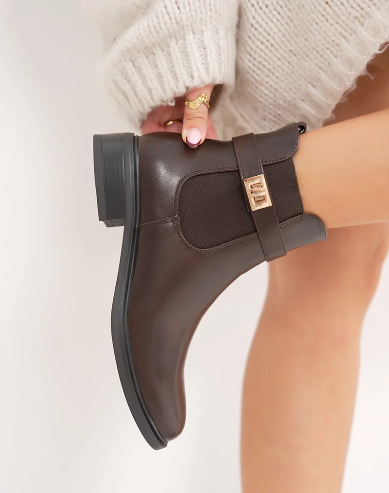 Bottines marron chelsea avec boucle dorée décorative