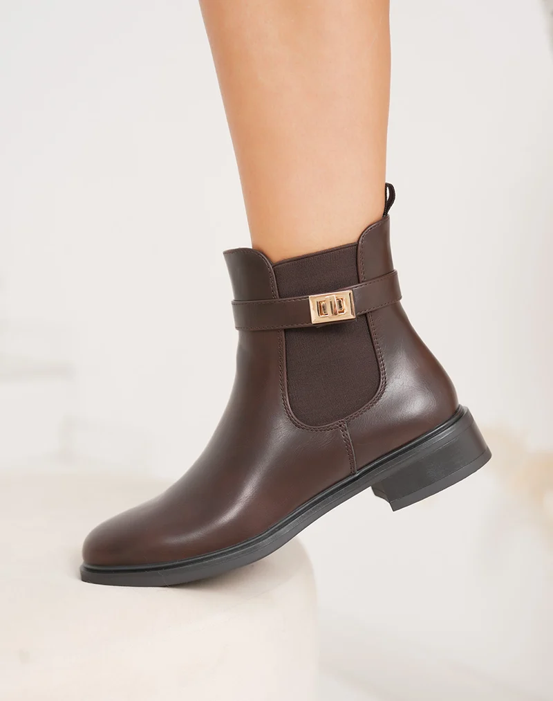 Bottines marron chelsea avec boucle dorée décorative