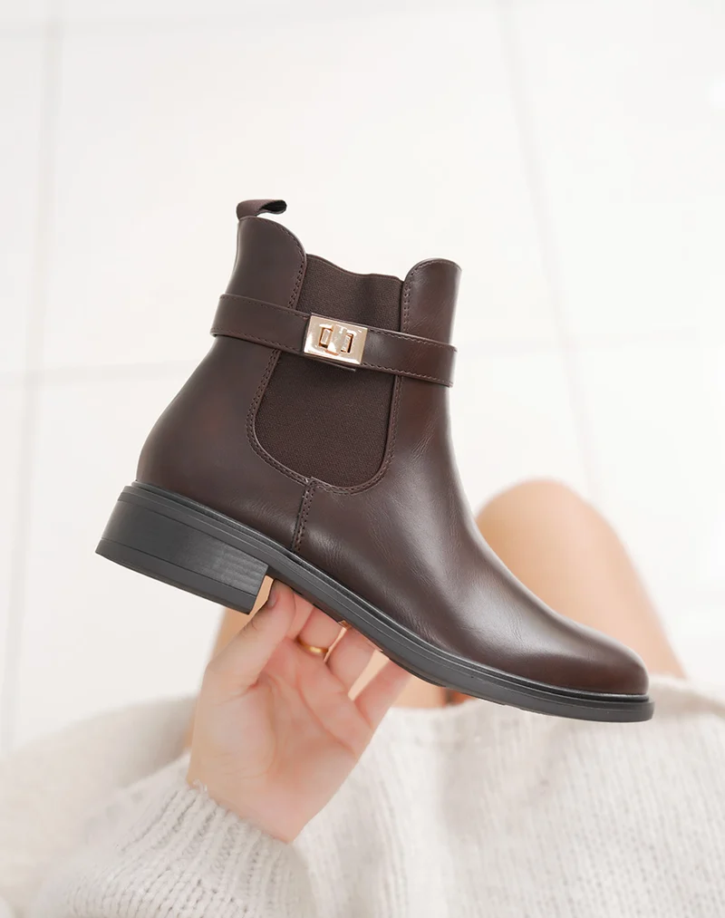 Bottines marron chelsea avec boucle dorée décorative