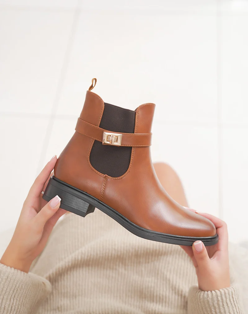 Bottines camel chelsea avec boucle dorée décorative