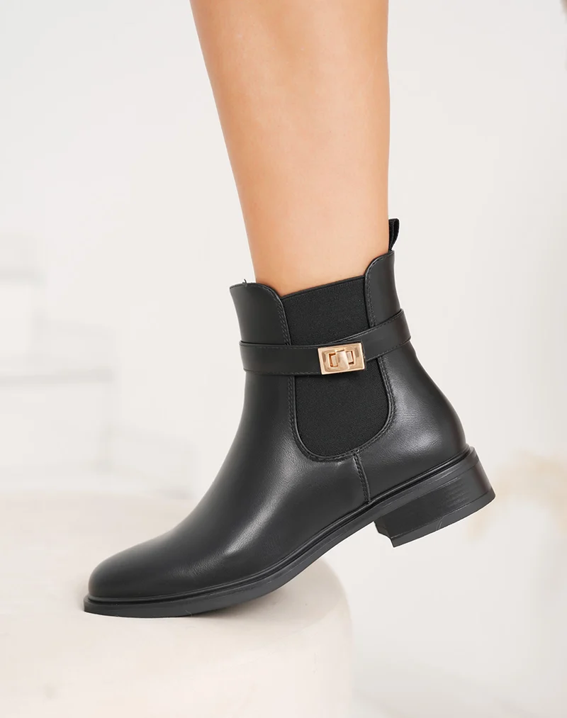 Bottines noires chelsea avec boucle dorée décorative