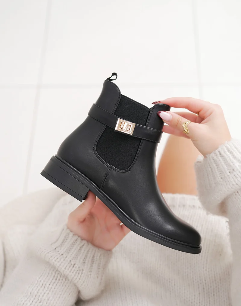 Bottines noires chelsea avec boucle dorée décorative