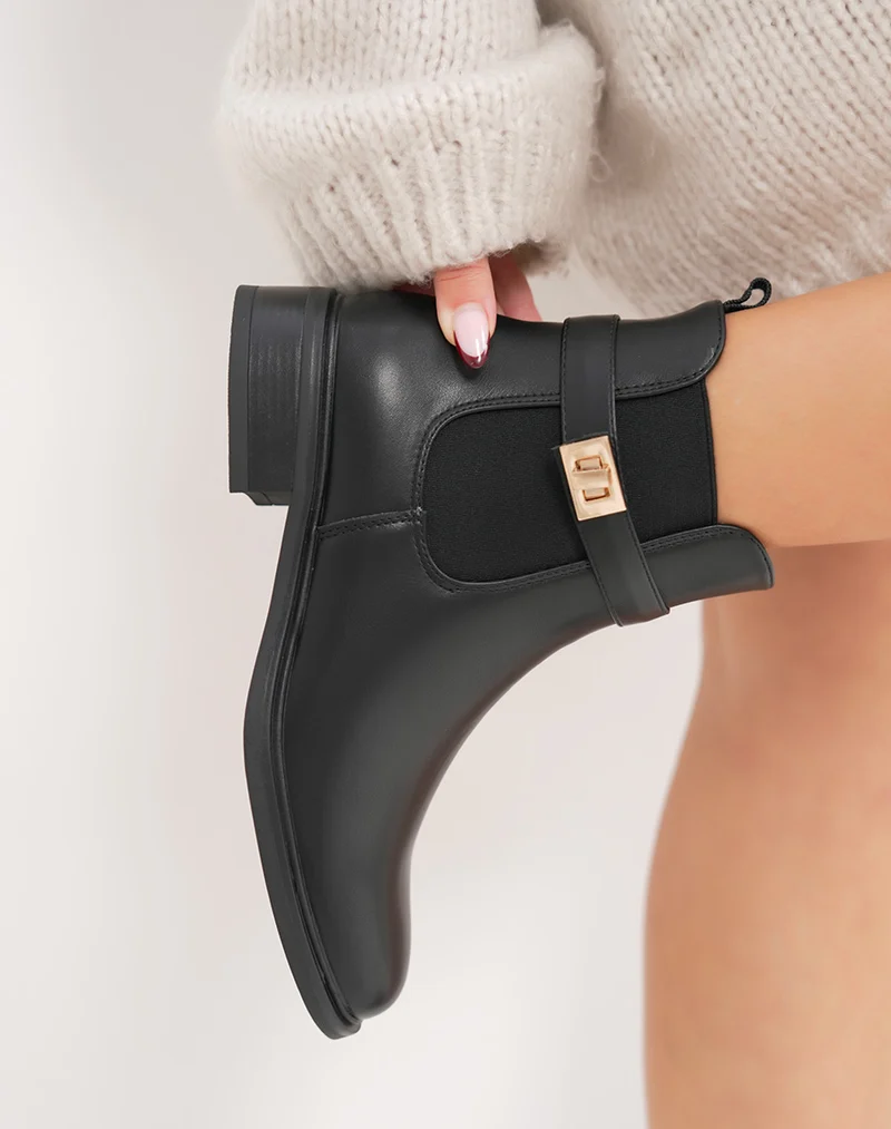 Bottines noires chelsea avec boucle dorée décorative