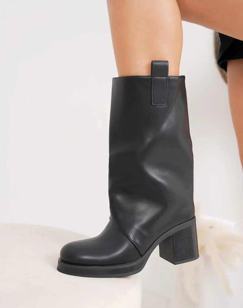 Bottines hautes noires à bout rond et talon épais