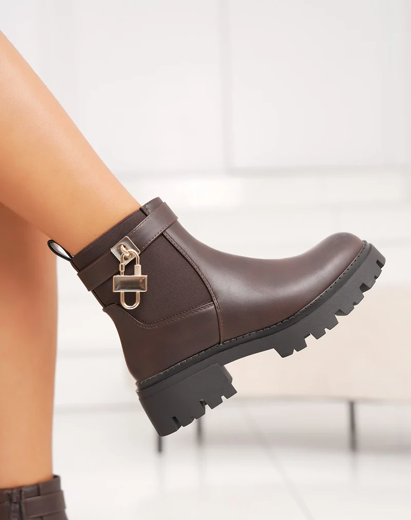 Bottines femme marron style chelsea avec semelle crantée et cadenas doré