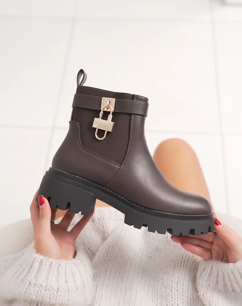 Bottines femme marron style chelsea avec semelle crantée et cadenas doré